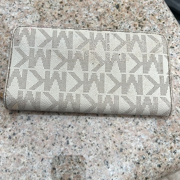 MICHAEL Kors Hamilton Traveler Logo Print Zip Around Wallet with Gold Lock LG 8” - Picture 2 of 3